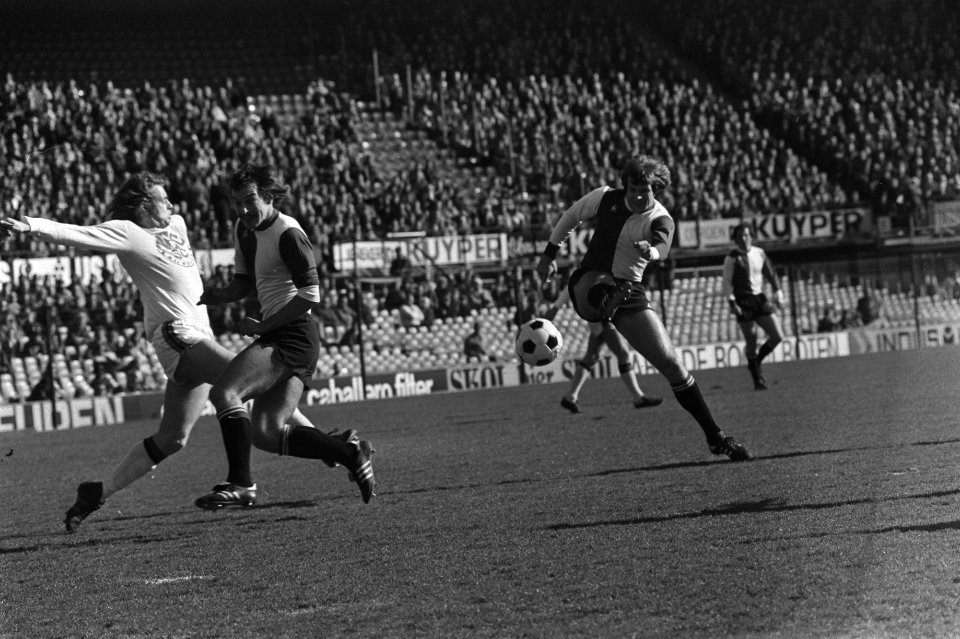 Feyenoordspeler De Jong schiet op het NEC-doel, geflankeerd door NEC-speler Gerr, Bestanddeelnr 929-0484