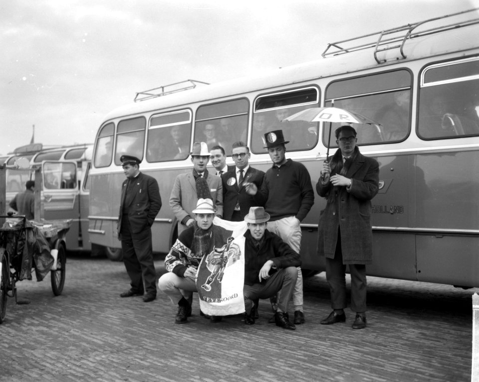 Feyenoord-supporters voor vertrek naar Antwerpen, Bestanddeelnr 914-6044