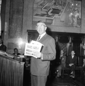 Feyenoordspelers op stadhuis ontvangen, burgemeester Thomassen, Bestanddeelnr 917-7067