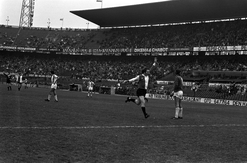 Feyenoord tegen Den Haag 2-0, De Zoete (l) heeft in eigen doel geschoten, Bestanddeelnr 926-2992
