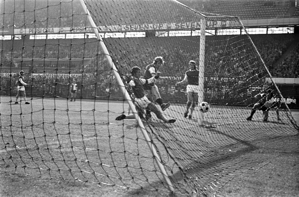 Feyenoord tegen Den Bosch 4-0, Theo de Jong (midden) scoort 2-0, Bestanddeelnr 925-9244