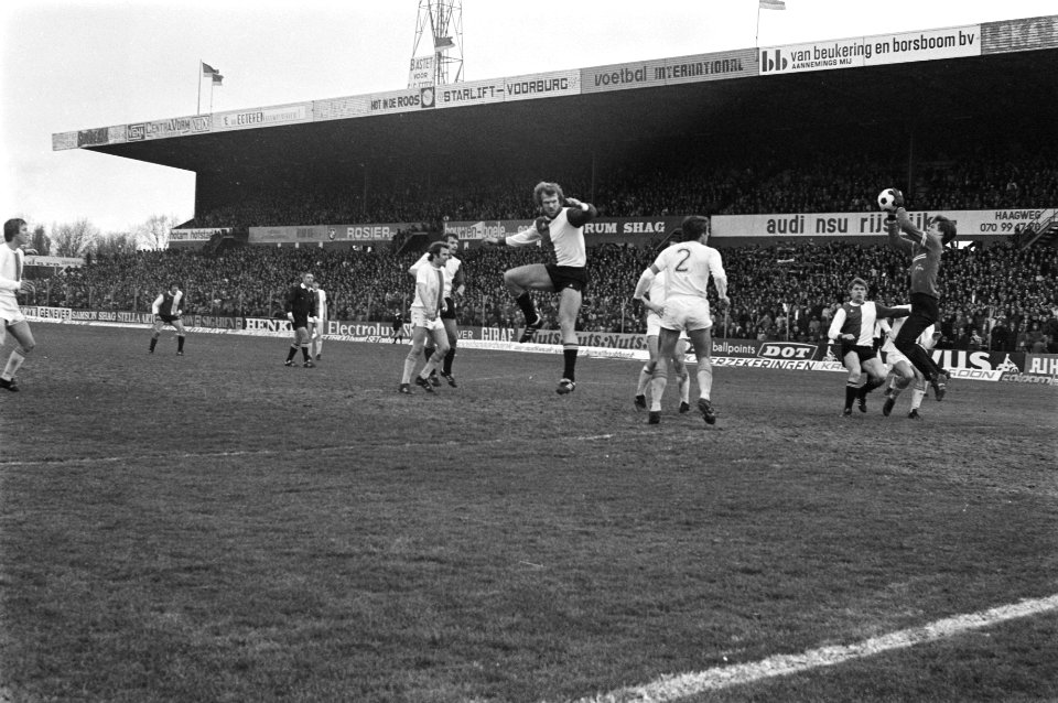 Feyenoord-speler Theo de Jong kopt naar doel van Den Haag-goalie Hans Galjé, Bestanddeelnr 929-1171