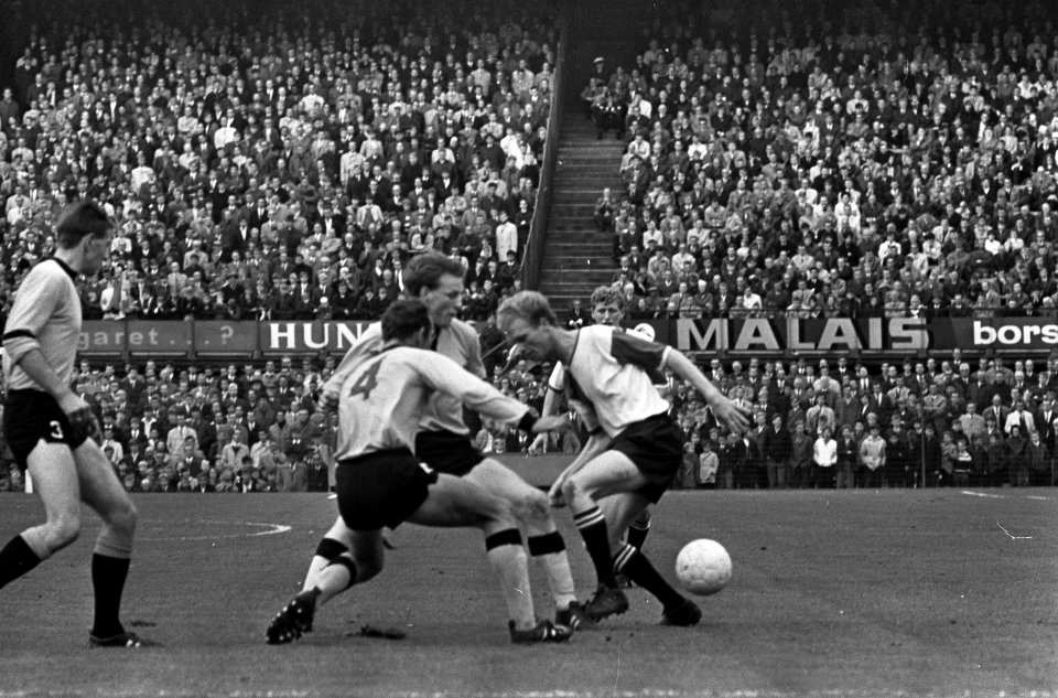 Feyenoord tegen DOS 5-0. Geels (rechts) in duel met Aarts (op de rug) en Oudenal, Bestanddeelnr 920-7859