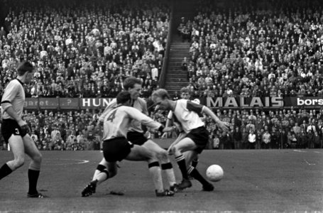 Feyenoord tegen DOS 5-0. Geels (rechts) in duel met Aarts (op de rug) en Oudenal, Bestanddeelnr 920-7859