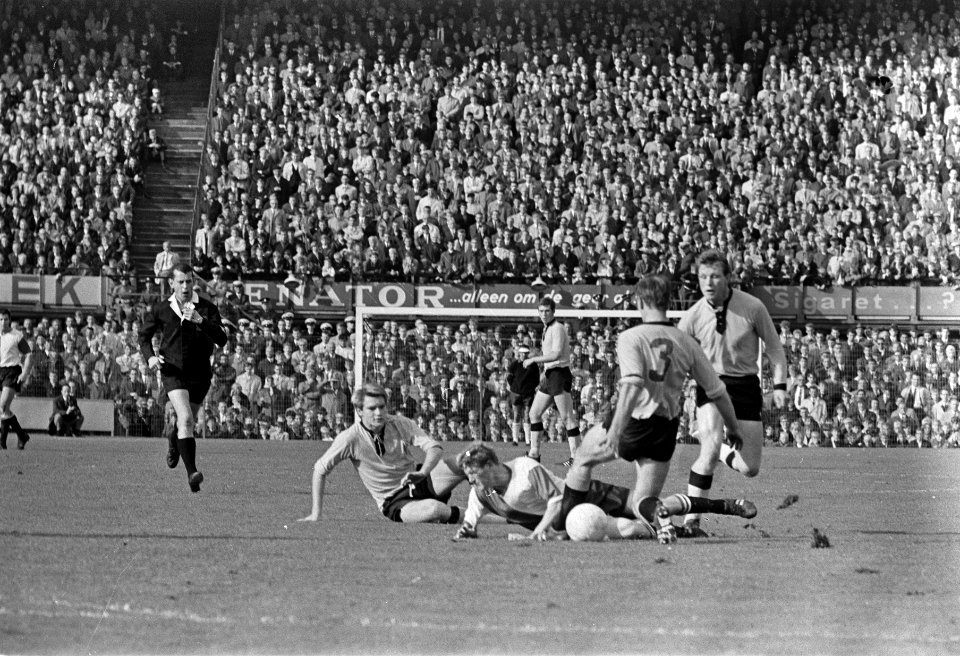 Feyenoord tegen DOS 5-0. Op de grond Samardzic, die door drie DOS-spelers ten va, Bestanddeelnr 920-7860