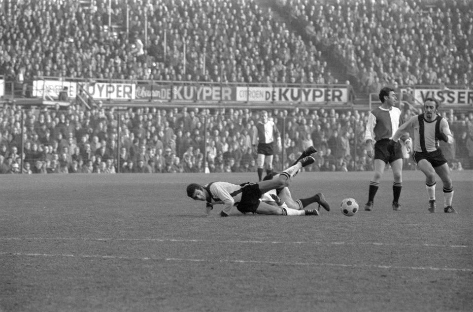 Feyenoord tegen DOS 6-0. Plageman en Hasil kijken naar gevallen spelers, Bestanddeelnr 923-2063