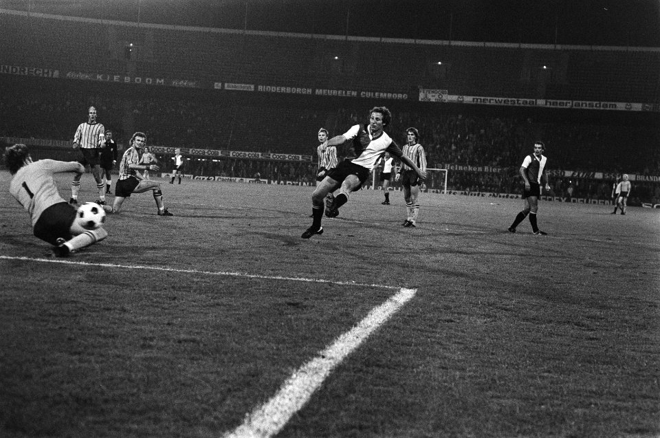 Feyenoord tegen Djengardens, Schneider in duel met keeper Akeby, Bestanddeelnr 928-7830