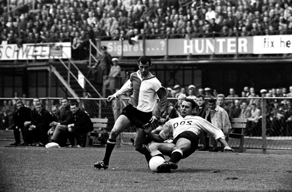 Feyenoord tegen DOS 4-2 Coen Moulijn in duel met Liptak van DOS, Bestanddeelnr 915-5078