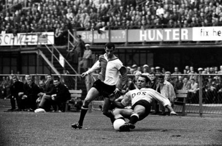Feyenoord tegen DOS 4-2 Coen Moulijn in duel met Liptak van DOS, Bestanddeelnr 915-5078