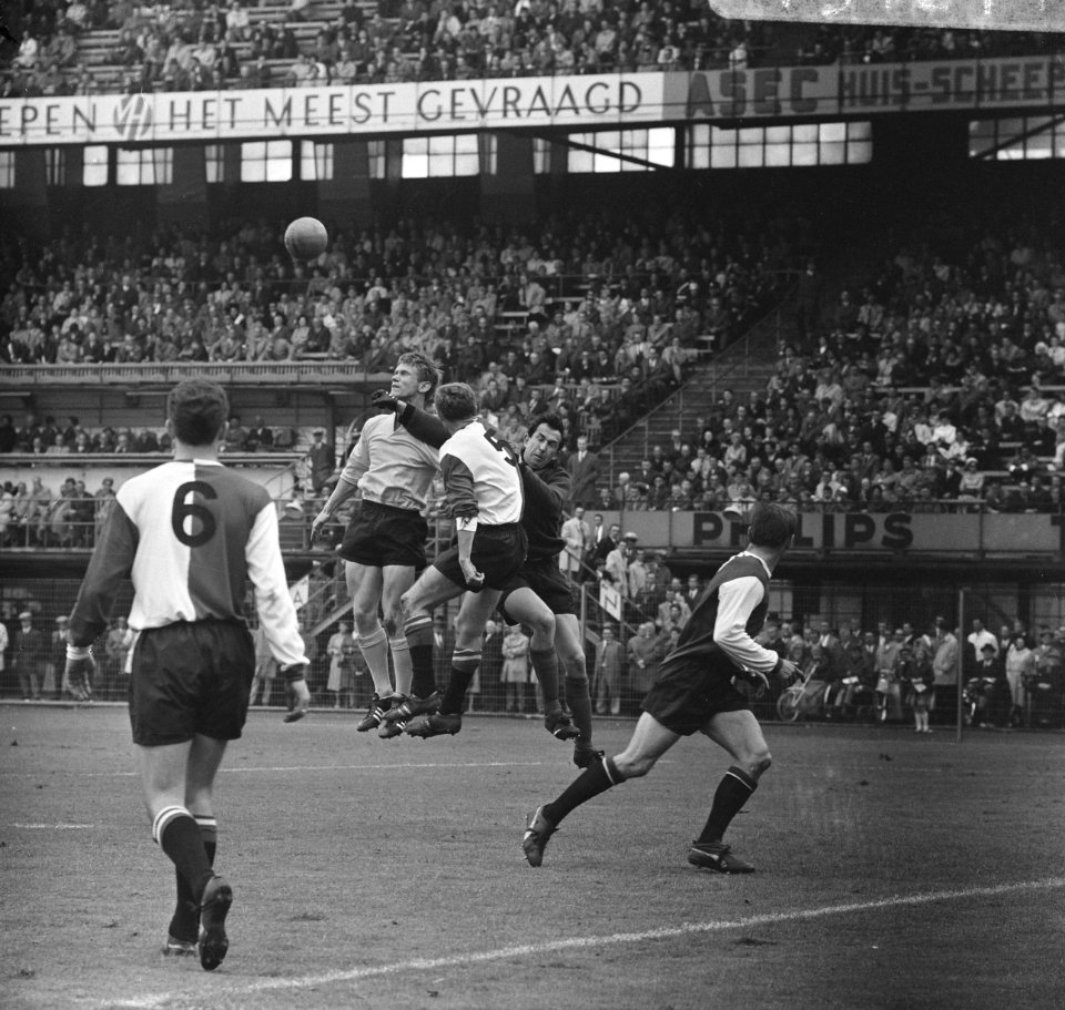 Feyenoord tegen DOS 4-1, aanval DOS Eddy PietersGraafland stompt bal weg voor Va, Bestanddeelnr 919-1211