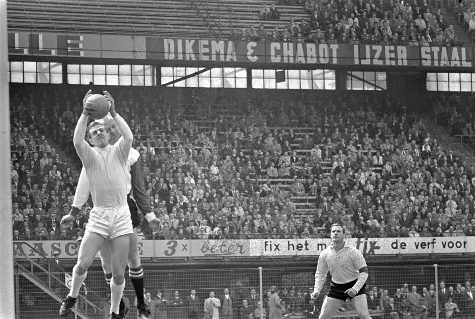 Feyenoord tegen DOS 4-1, Kruiver in duel met keeper Hoogeveen, Bestanddeelnr 919-1214
