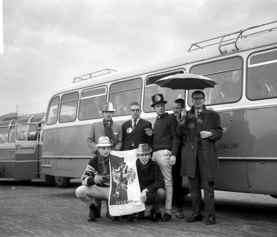 Feyenoord-supporters voor vertrek naar Antwerpen, Bestanddeelnr 914-6043