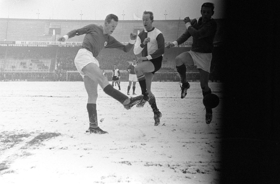 Feyenoord tegen GVAV 1-0, Henk Groot (l) in sneeuwduel Van der Hoeven (GVAV), Bestanddeelnr 915-9356