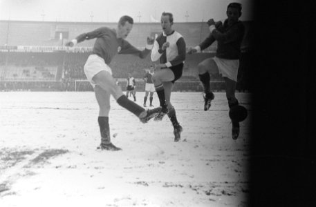 Feyenoord tegen GVAV 1-0, Henk Groot (l) in sneeuwduel Van der Hoeven (GVAV), Bestanddeelnr 915-9356