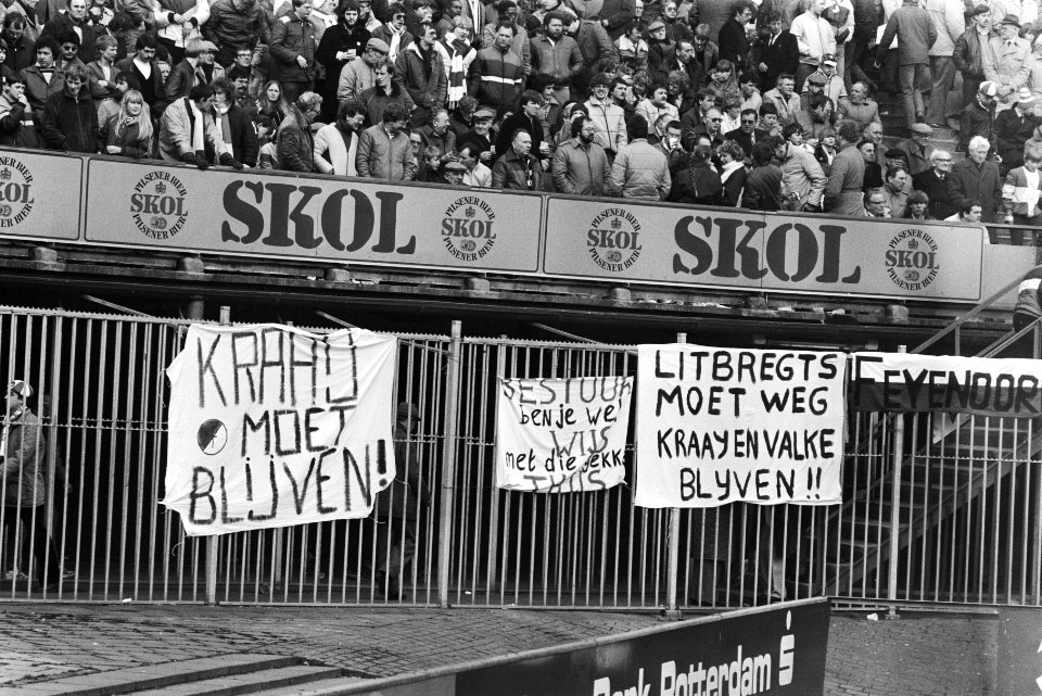 Feyenoord-supporters met spandoeken Hans Kraay moet blijven, tegen het vertrek, Bestanddeelnr 932-5223