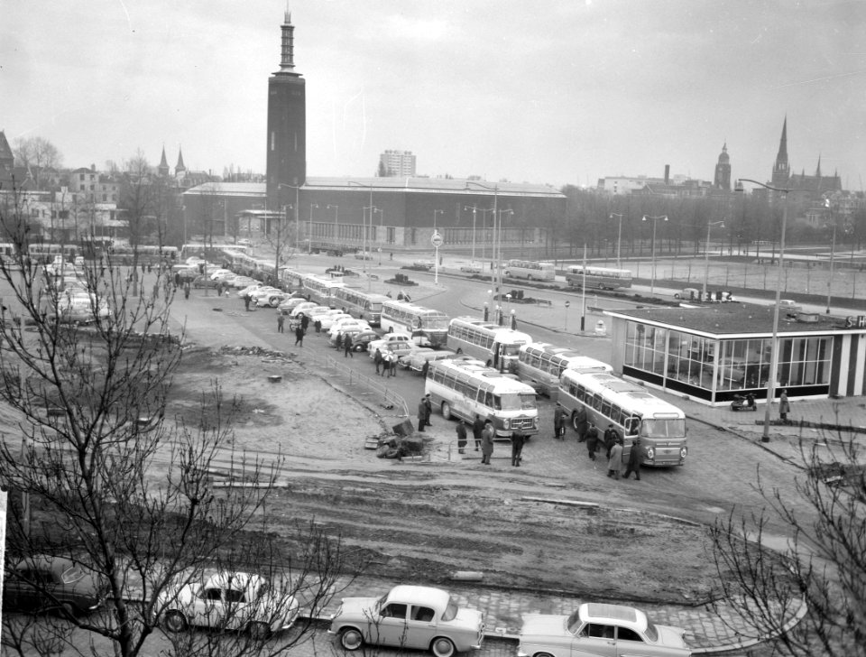 Feyenoord-supporters voor vertrek naar Antwerpen, de bussen bij de Jongkindstraa, Bestanddeelnr 914-6045