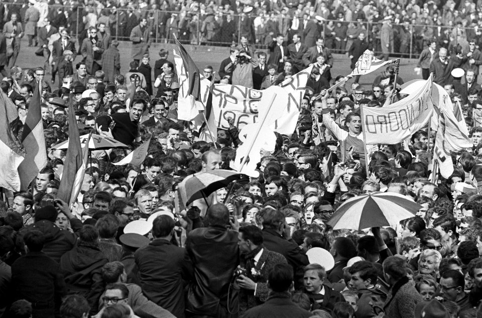 Feyenoord tegen GVAV 1-1, na de wedstrijd, het veld overstroomd door supporters , Bestanddeelnr 917-6858