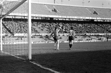 Feyenoord tegen Go Ahead Eagles 3-1, Van Hanegem (r) werpt zonneklep om arm van , Bestanddeelnr 927-7147