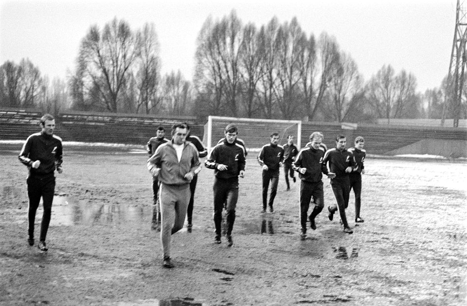 Feyenoord-spelers trainen in Warschau (Polen), Bestanddeelnr 923-4148