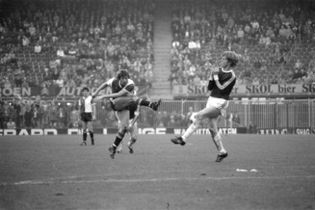 Feyenoord tegen Go Ahead 2-0, Aad Mansveld schiet tegen Oude Wesseling op, Bestanddeelnr 929-4144