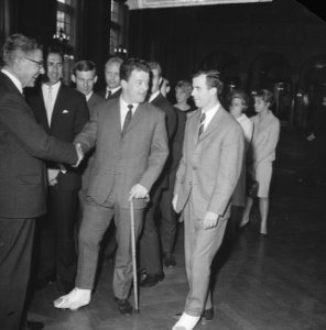 Feyenoordspelers op stadhuis ontvangen, Coen Moulijn en Beertje Kreijermaat bi, Bestanddeelnr 917-7066