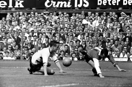 Feyenoord tegen DOS 4-2, Coen Moulijn struikelt, Bestanddeelnr 916-7946