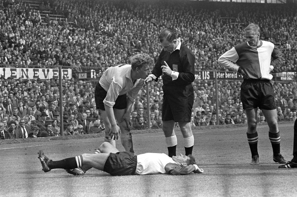Feyenoord tegen DOS 4-1, Veenstra van DOS krijgt waarschuwing van scheidsrechter, Bestanddeelnr 919-1213