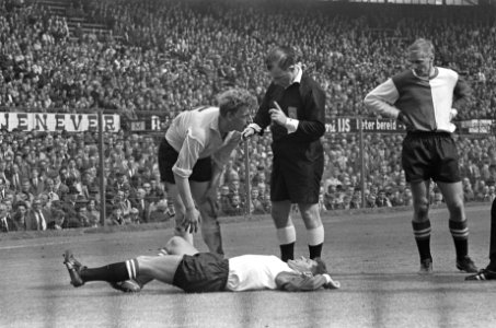 Feyenoord tegen DOS 4-1, Veenstra van DOS krijgt waarschuwing van scheidsrechter, Bestanddeelnr 919-1213