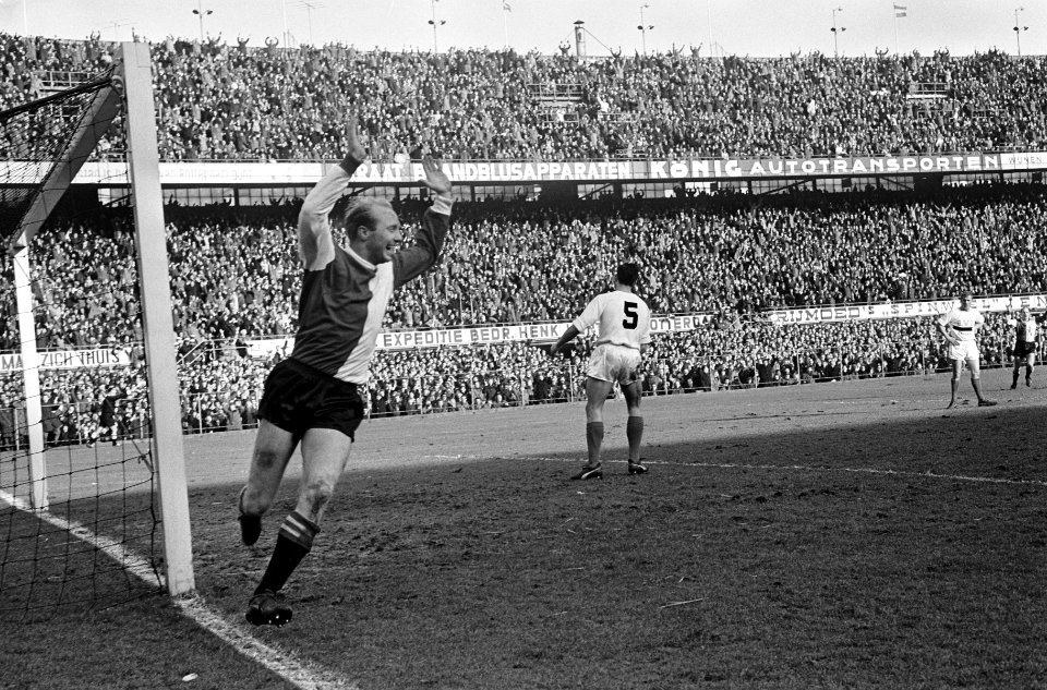 Feyenoord tegen DWS 3-1, Piet Kruiver heeft derde doelp gemaakt en loopt juichen, Bestanddeelnr 917-4286