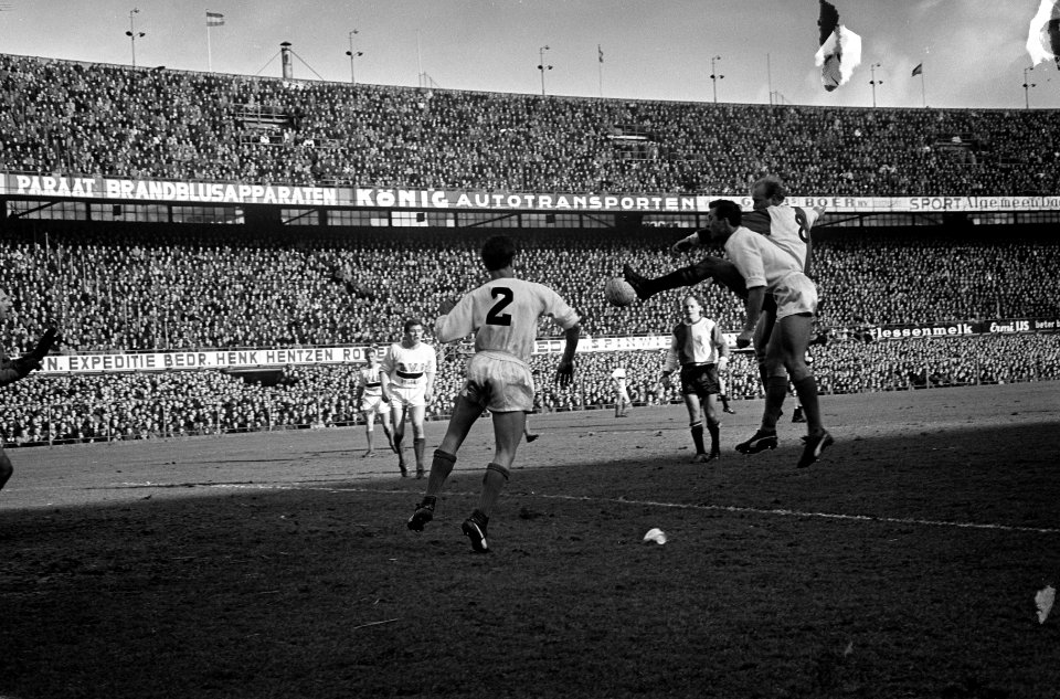 Feyenoord tegen DWS 3-1, Daan Schrijvers in duel met Piet Kruiver, Bestanddeelnr 917-4285