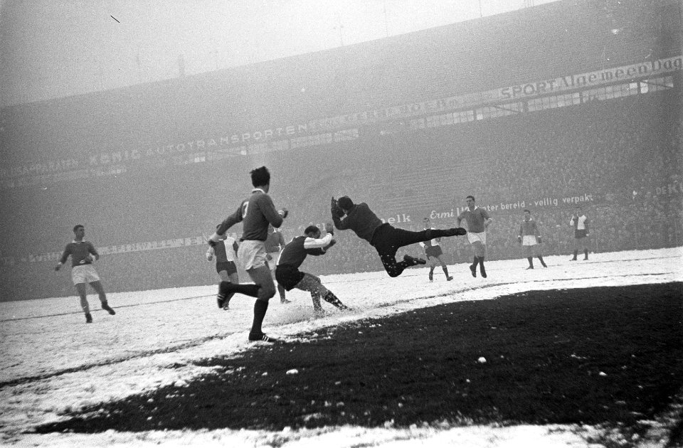 Feyenoord tegen Fortuna 54 Keeper Vogels van Fortuna springt hoog op voor de a, Bestanddeelnr 915-8727