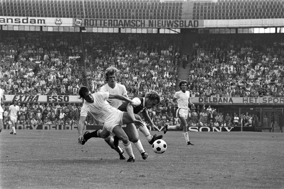 Feyenoord tegen Go Ahead Eagles 3-1, Nico Jansen in d tang tussen Lodeweges en S, Bestanddeelnr 928-7509