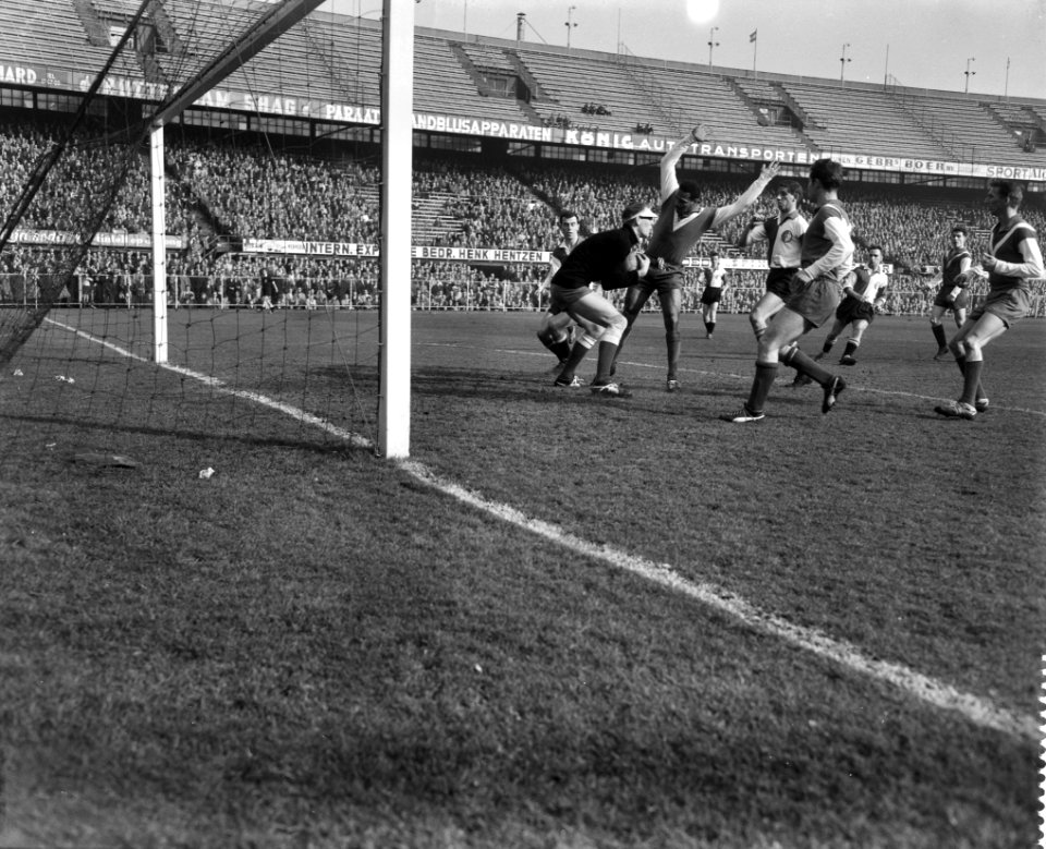 Feyenoord tegen Elinkwijk 3-1, vlnr Moulijn, Volder (doelman Elinkwijk), Mij, Bestanddeelnr 912-1152
