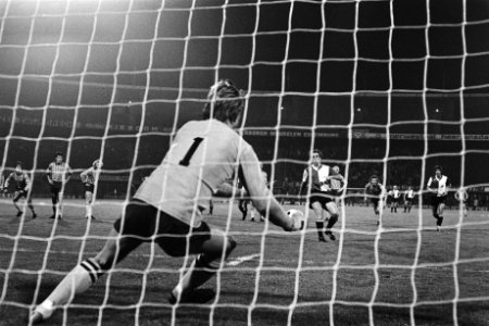 Feyenoord tegen Djengardens, Schneider scoort uit penalty, Bestanddeelnr 928-7829