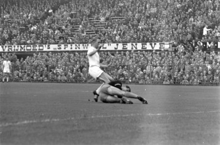 Feyenoord tegen Enschede 4-0, Geutjes (Enschede) in duel Eddy Pieters Graafland, Bestanddeelnr 916-8506