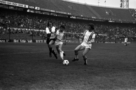 Feyenoord tegen Den Haag 2-0, v.l.n.r. Peter Ressel (Feyenoord), Leo de Caluwé e, Bestanddeelnr 926-2993