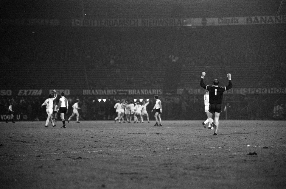 Feyenoord tegen GVAV 0-1. De Deen Jensen heeft gescoord, hij wordt omringd door , Bestanddeelnr 923-3409