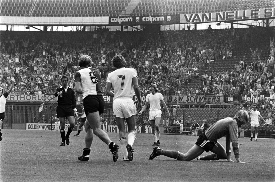 Feyenoord tegen Go Ahead Eagles 3-1, Scheidsrechter Beukman wijst naar de penalt, Bestanddeelnr 928-7511