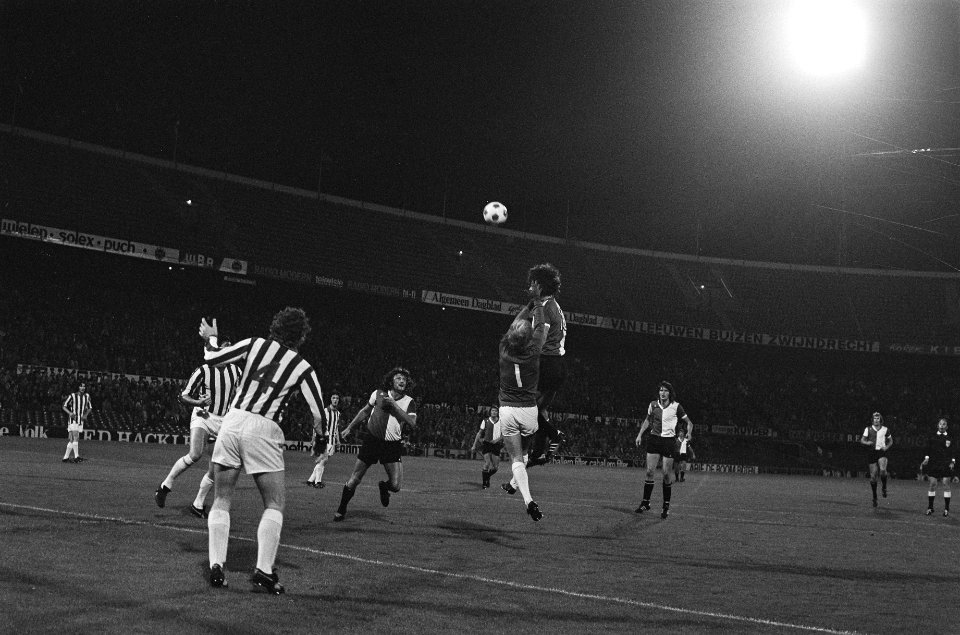 Feyenoord tegen Colercaine 7-0, Europa Cup I , Van Hanegem kopt 3-0, Kreuz kijkt, Bestanddeelnr 927-4599