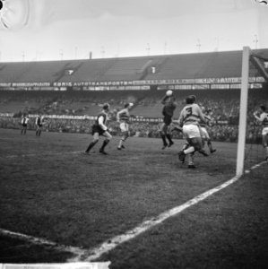 Feyenoord tegen Go Ahead 1-1, keeper Van Zoghel belaagd door Henk Groot, Bestanddeelnr 917-3687