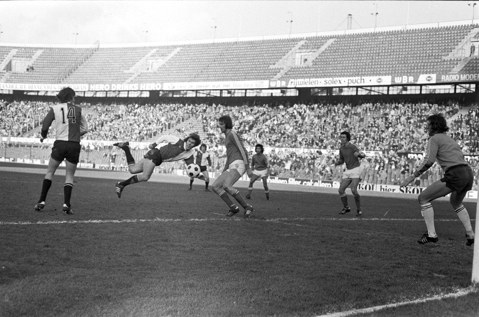 Feyenoord tegen Go Ahead Eagles 3-1, Van Hanegem schi met hakbal op doel van kee, Bestanddeelnr 927-7146