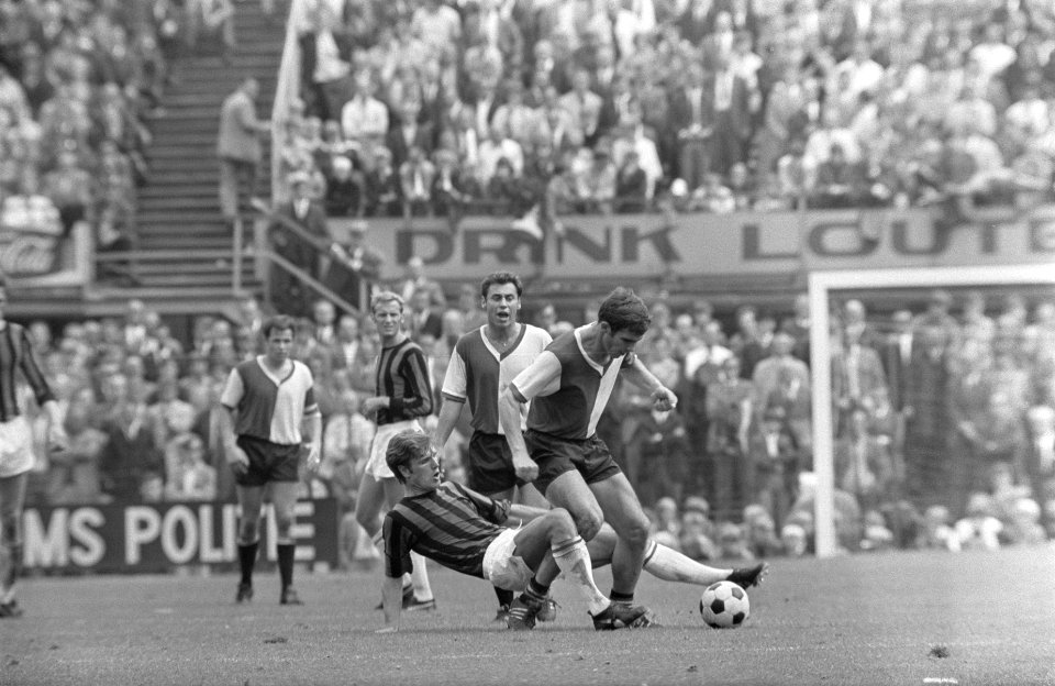 Feyenoord tegen DWS 3-2, Van Hanegem wordt in de schaar genomen door Overweg da, Bestanddeelnr 922-7480