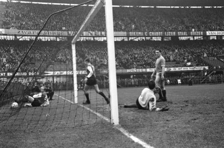 Feyenoord tegen Fortuna 54 5-0, Henk Groot met bal i doel, rechts Venneker op gr, Bestanddeelnr 917-3221