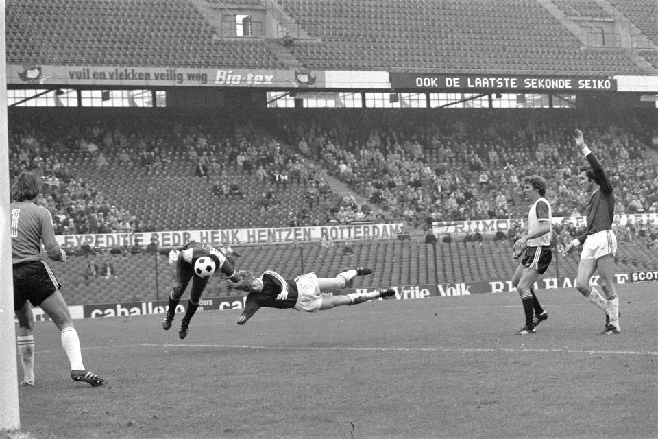 Feyenoord tegen Go Ahead 2-0, Clyde Best (achter bal) scoort in buitenspelpositi, Bestanddeelnr 929-4145