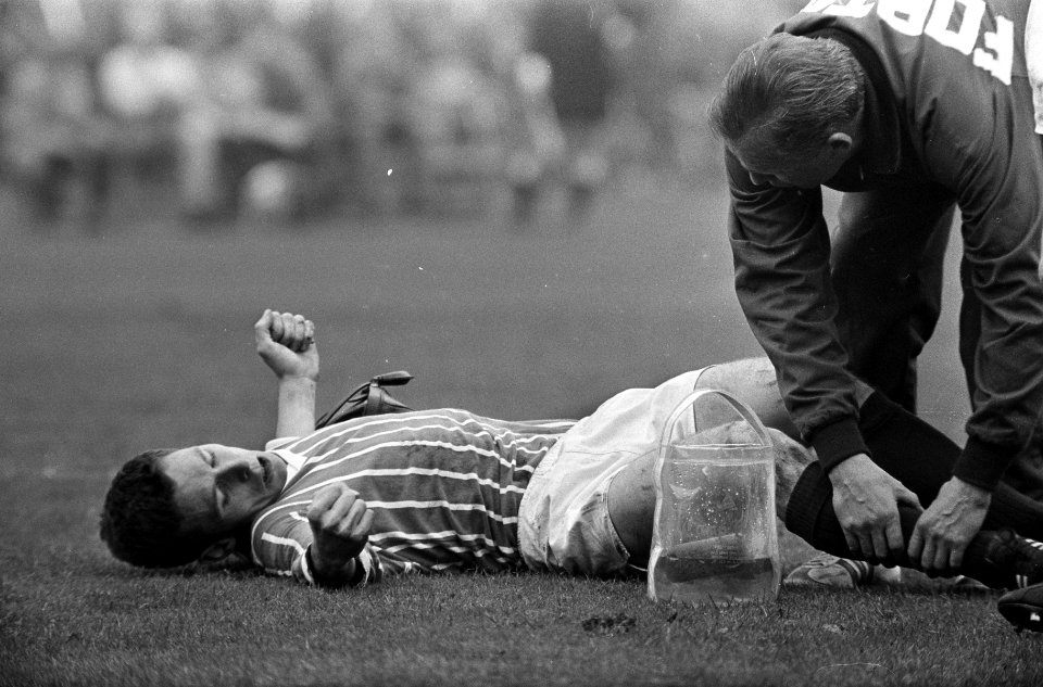 Feyenoord tegen Fortuna 54 6-0. Voetballer van Fortuna '54 gillend van de pijn, Bestanddeelnr 920-7253