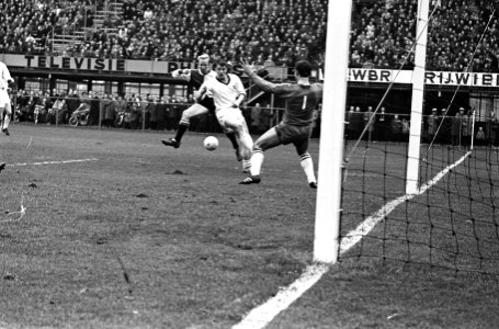 Feyenoord tegen Enschede 3-1 Henk Groot in duel met de Vries (Enschede), Bestanddeelnr 915-7753