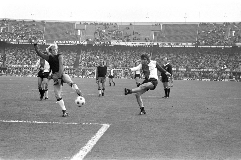 Feyenoord tegen Excelsior 7-0, Wim van Hanegem (rechts) scoort 4-0, Bestanddeelnr 925-9522