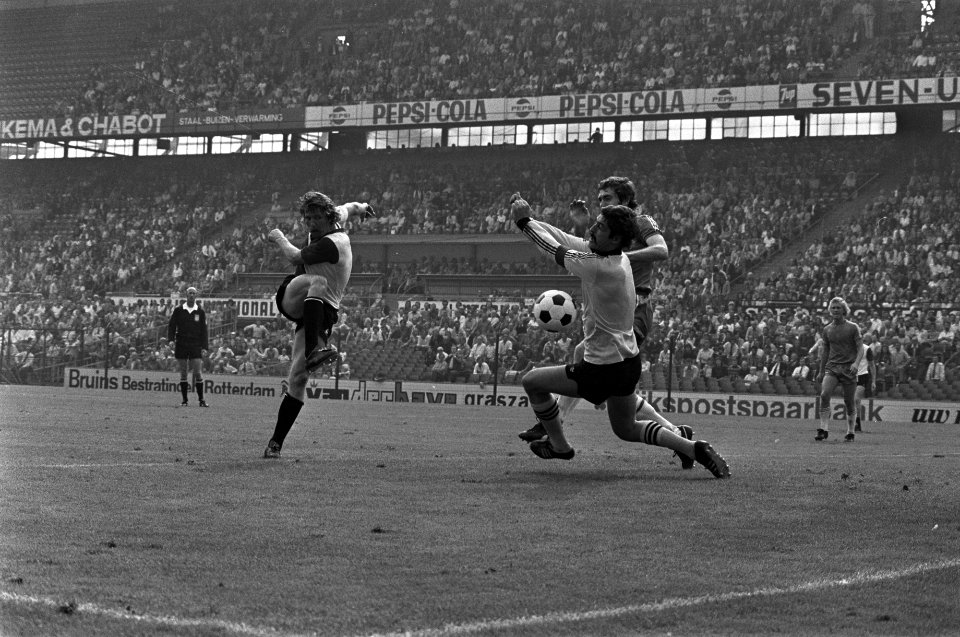 Feyenoorder Kreuz schiet tegen doelman De Jong op, Bestanddeelnr 928-1306