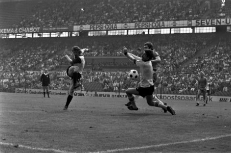 Feyenoorder Kreuz schiet tegen doelman De Jong op, Bestanddeelnr 928-1306