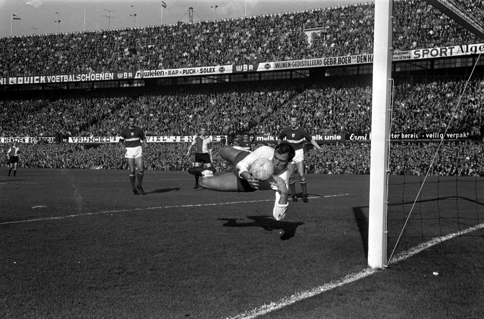 Feyenoord tegen GVAV 0-0. Tonny van Leeuwen in aktie, links Geels, rechts Koeman, Bestanddeelnr 920-8028